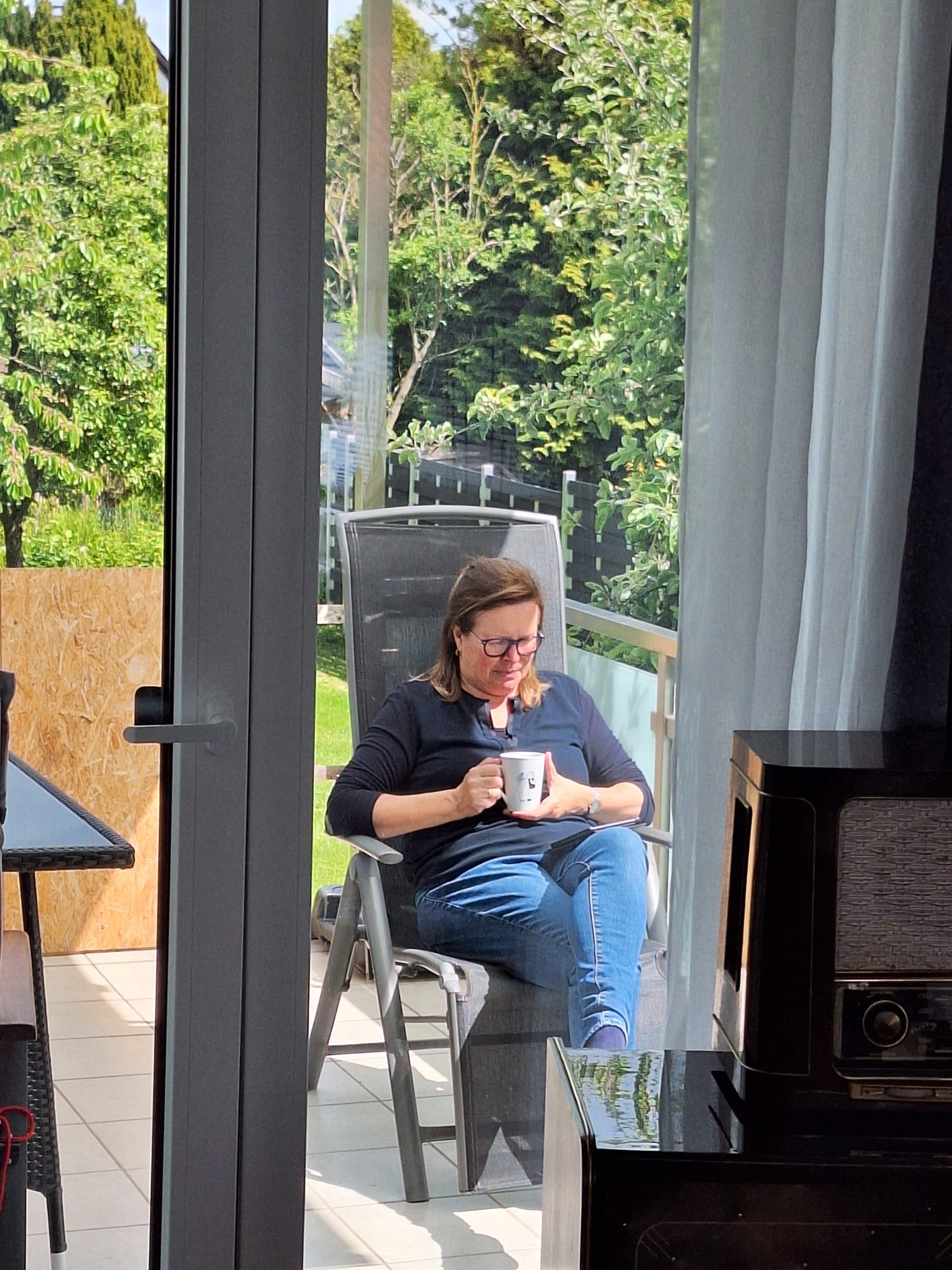 Ilona op het balkon